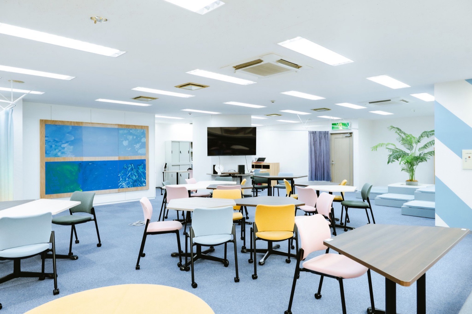 学生が描いた壁画のある完成したキャンパス