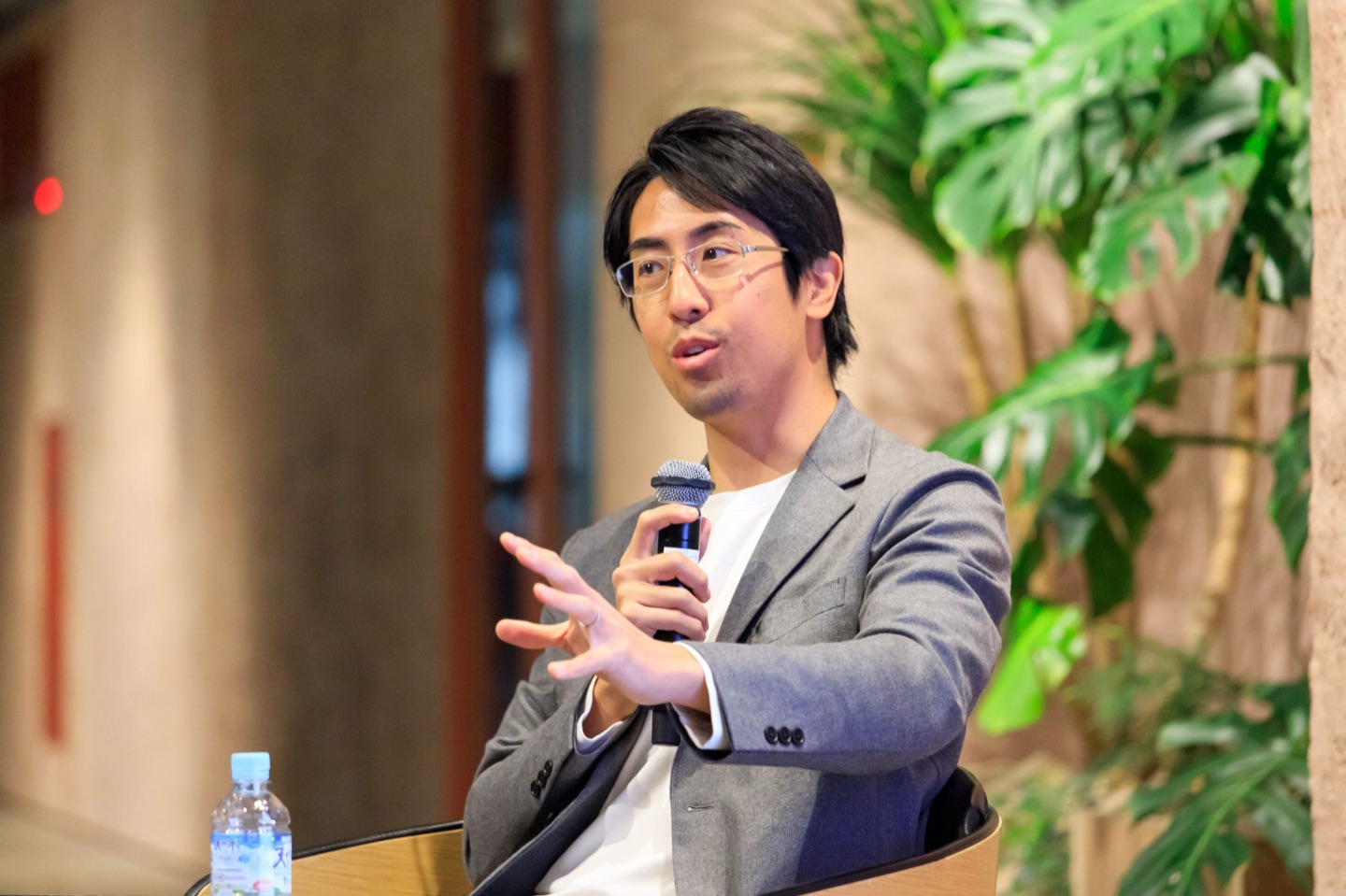 マイクを持って語るトップランナーによる特別授業の様子