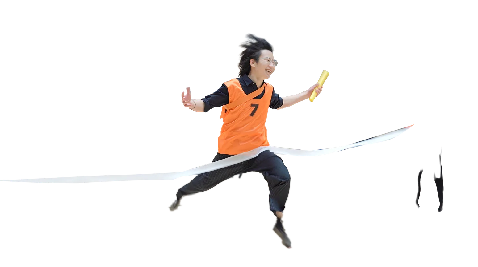 体育祭でバトンを持ちゴールテープを切る学生