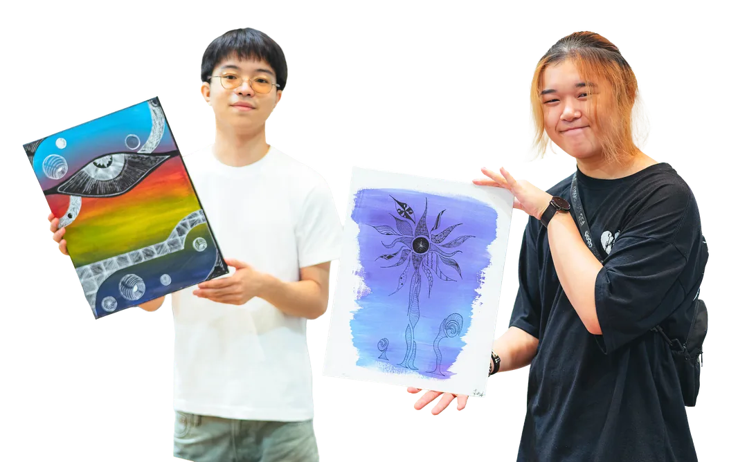 制作した絵画作品を掲げる学生たち