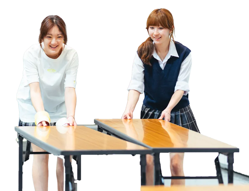 文化祭で友人と過ごす学生たち