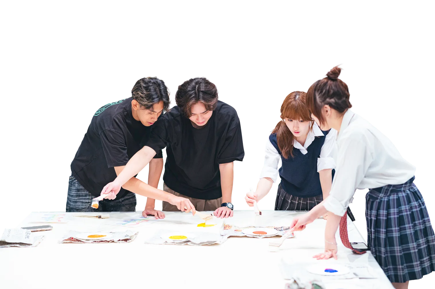 横断幕に絵の具で色を塗る学生たち