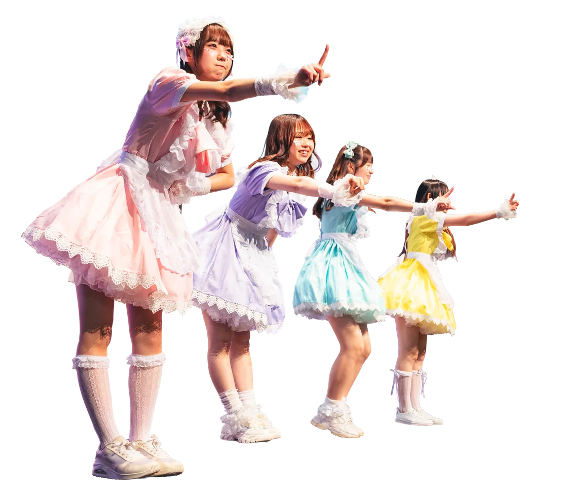 メイド服姿でポーズを決める学生たち