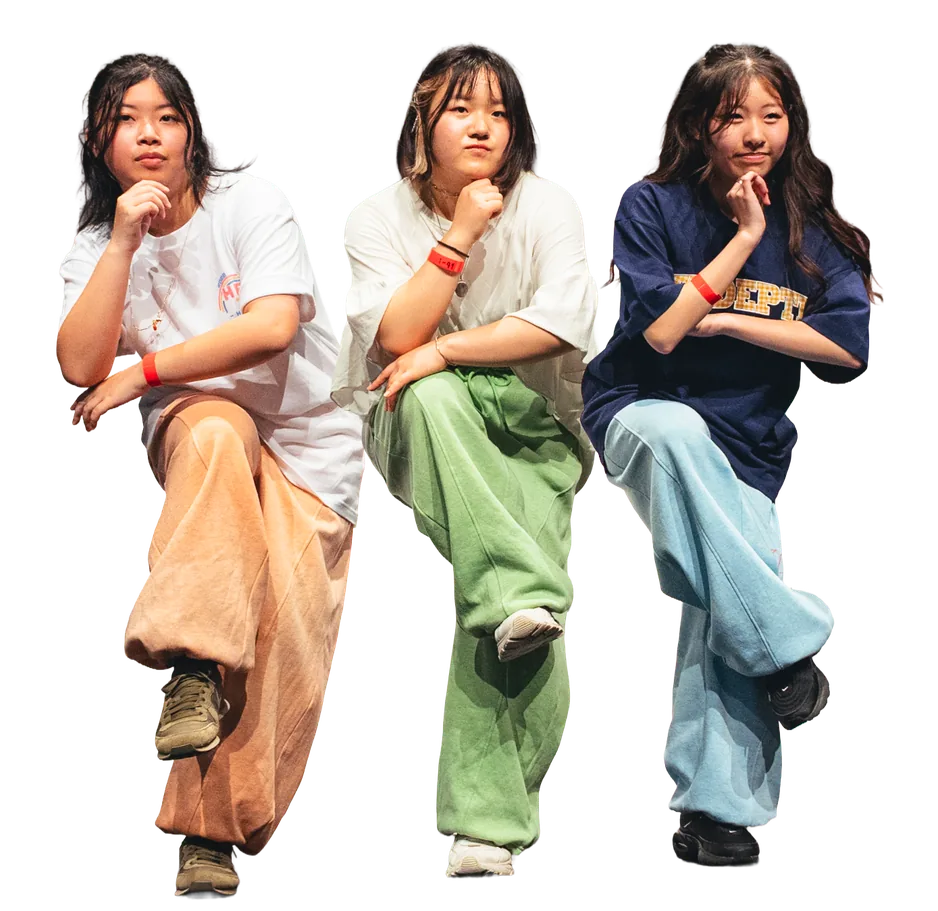 色とりどりのリボンを手に体育祭のパフォーマンスをする学生たち