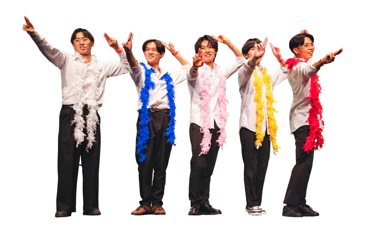 体育祭で仲間と声を掛け合う学生たち