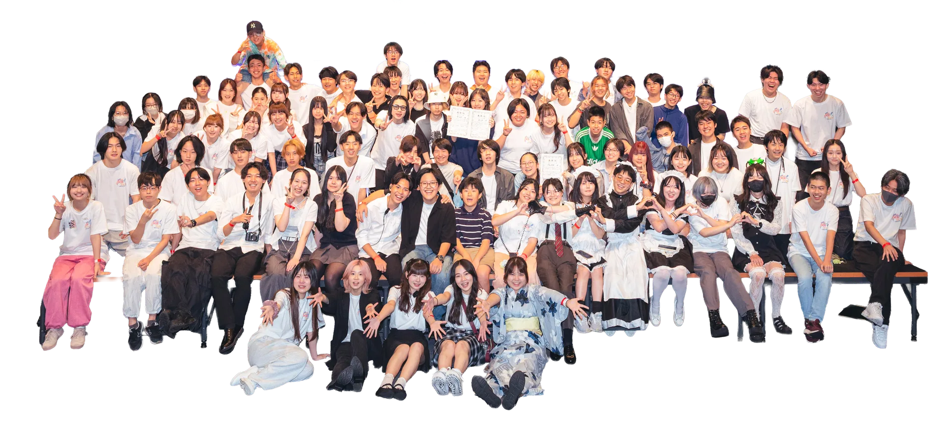 文化祭のステージに集合する大人数の学生たち