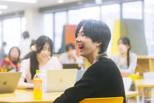 授業中に笑顔を見せる男子生徒
