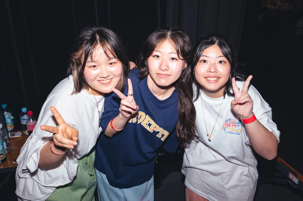 HRフェスでピースサインをする学生たち