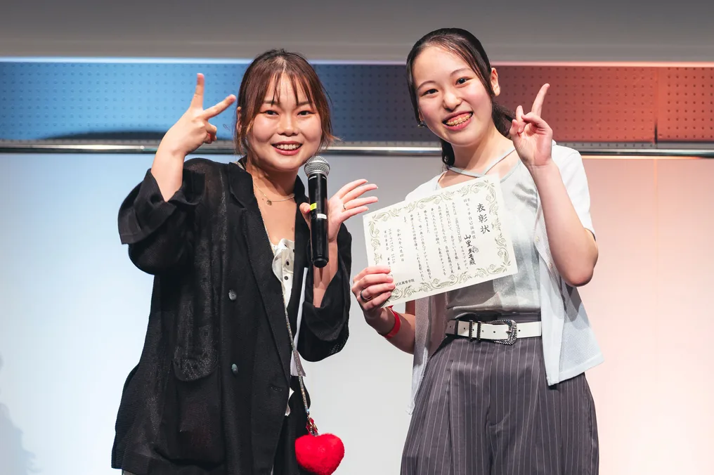 HR高EXPOの舞台袖で言葉を交わす学生たち