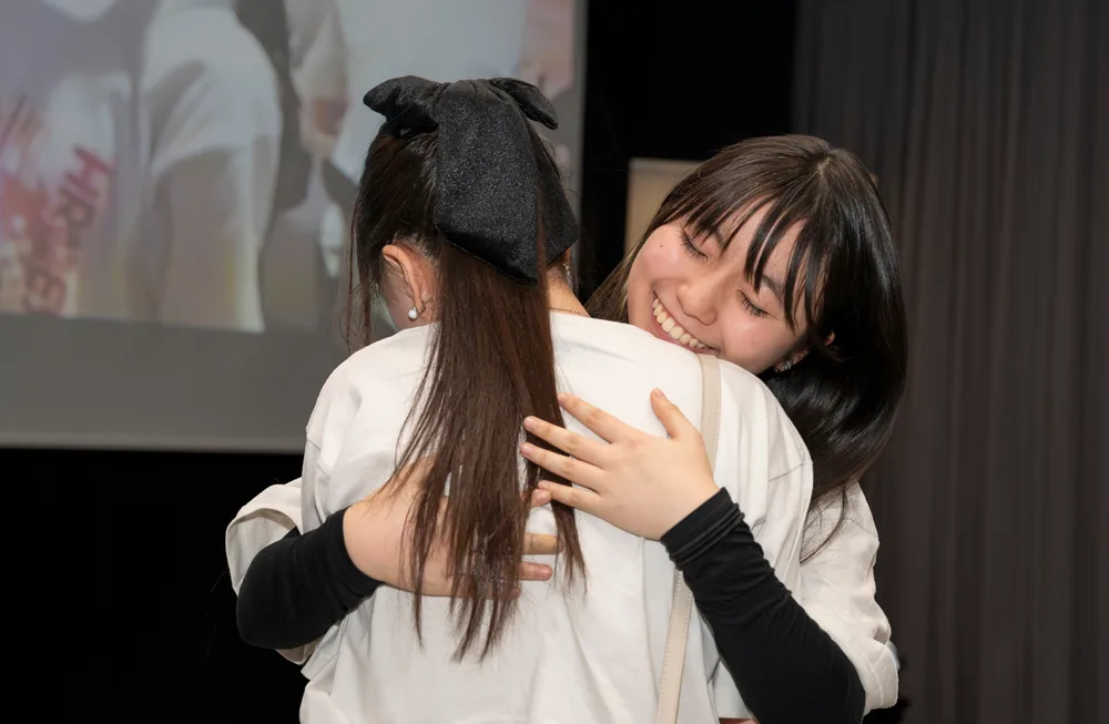 HR高EXPOのステージ上で抱き合い喜ぶ学生たち