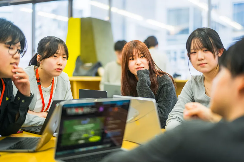 HR高EXPOのステージ袖で準備をする学生たち