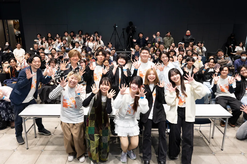 HR高EXPOのステージで発表を見守る学生たち