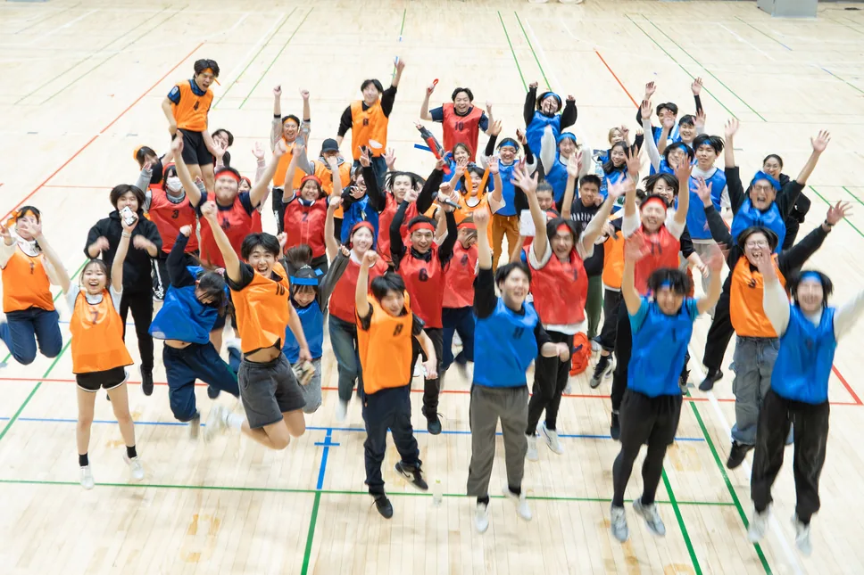 友人と笑い合う学生たち