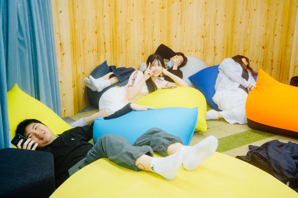 肩を寄せ合い写真に写る学生たち