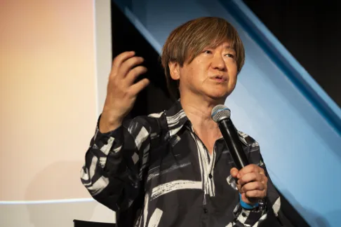 マイクを持って講演する登壇者