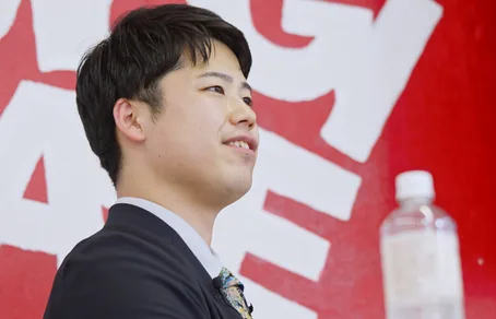 ステージで話す卒業生