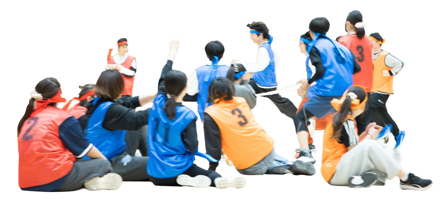 色分けされたチームに分かれ体育祭の競技に取り組む学生たち