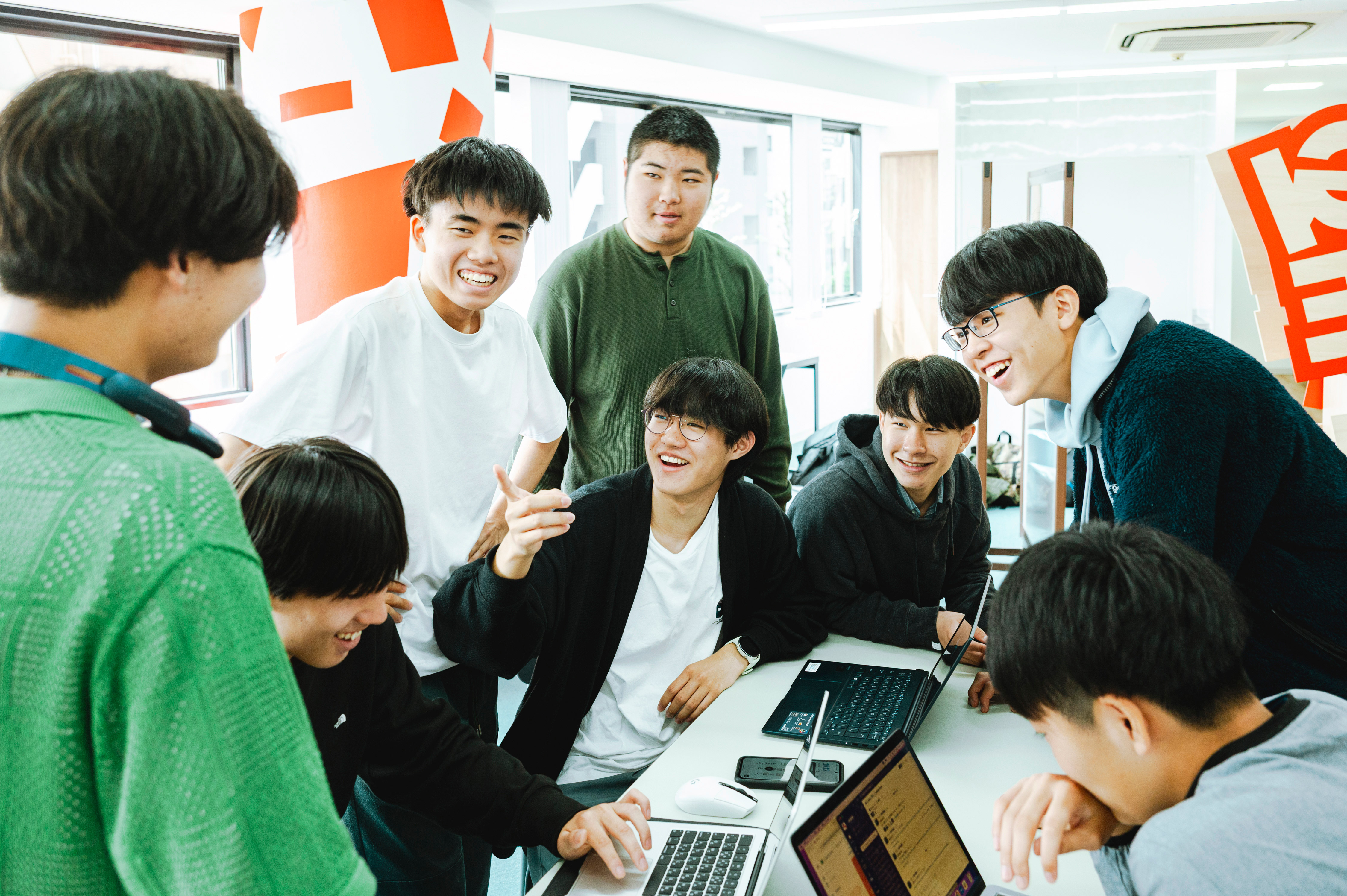 HR高等学院の生徒たち